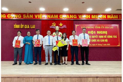 Văn phòng Tỉnh ủy Gia Lai công bố các quyết định về công tác cán bộ