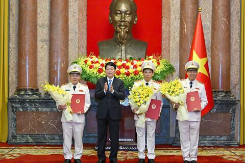 Chủ tịch nước Lương Cường trao quyết định thăng cấp bậc hàm Thượng tướng cho lãnh đạo Bộ Công an
