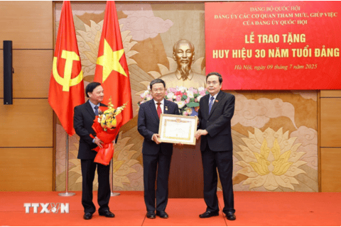 Chủ tịch Quốc hội Trần Thanh Mẫn dự lễ trao tặng huy hiệu 30 năm tuổi Đảng