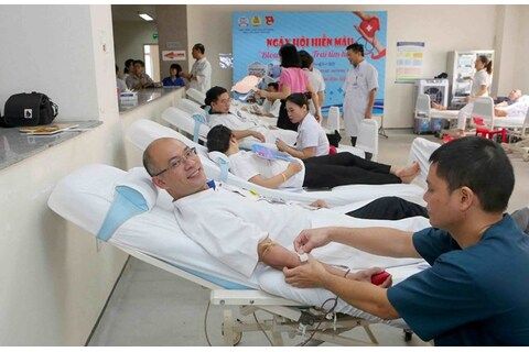 Hàng trăm bác sĩ hiến máu cứu người