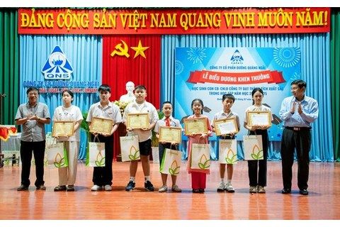Khen thưởng hơn 1.660 học sinh là con cán bộ, công nhân lao động