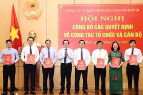Đảng ủy UBND tỉnh Ninh Bình công bố các quyết định về công tác tổ chức và cán bộ
