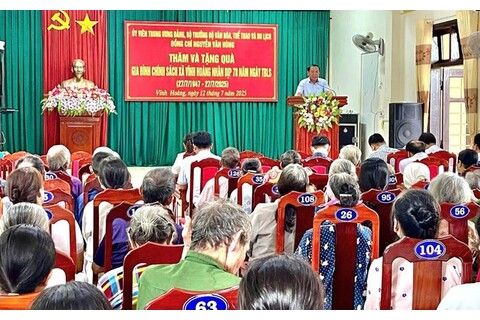 Bộ trưởng Nguyễn Văn Hùng thăm, tặng quà người có công tại Quảng Trị