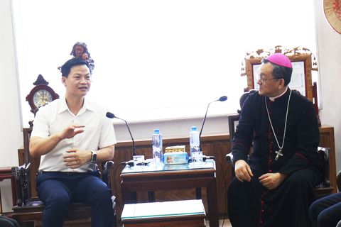 Chủ tịch UBND tỉnh Vương Quốc Tuấn thăm, làm việc với Tòa Giám mục Bắc Ninh