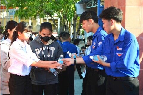 Vạn Ninh tổ chức 4 đội thanh niên tình nguyện “Tiếp sức mùa thi”