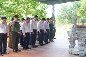 Lãnh đạo tỉnh dâng hương tưởng niệm Anh hùng liệt sĩ tại các địa...