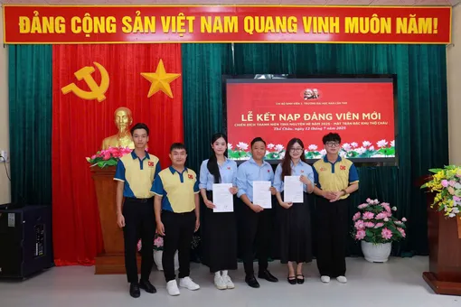 3 sinh viên Trường Đại học Nam Cần Thơ được kết nạp Đảng tại đảo tiền tiêu Tây Nam của Tổ quốc 