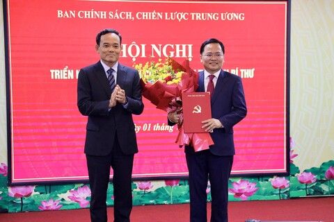 Đồng chí Nguyễn Anh Tuấn và Nguyễn Đức Hiển giữ chức Phó Trưởng Ban Chính sách, chiến lược Trung ương