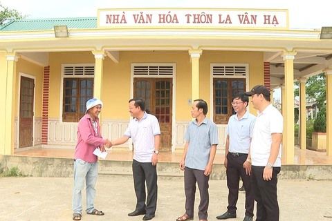 Bí thư Đảng uỷ xã Quảng Điền thăm động viên nhân dân tham gia phong trào chủ nhật xanh