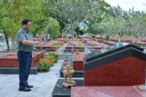 Thủ tướng dâng hương tưởng nhớ Chủ tịch Hồ Chí Minh và các anh hùng, liệt sĩ