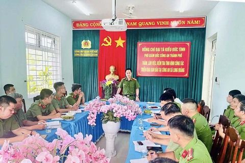 Công an thành phố Huế thăm và làm việc, động viên cán bộ, chiến sĩ Công an xã Long Quảng