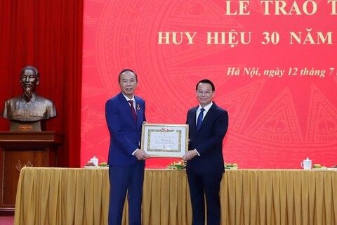 Đồng chí Phùng Đức Tiến nhận Huy hiệu 30 năm tuổi Đảng