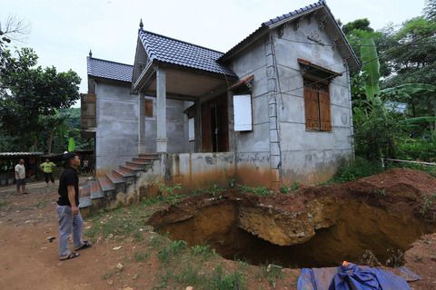 Di dời khẩn cấp người dân khỏi khu vực sạt lở nguy hiểm