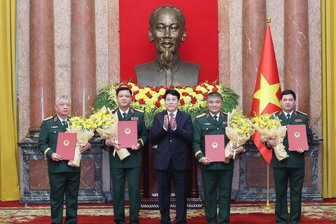 Chủ tịch nước trao quyết định thăng quân hàm cho sỹ quan Quân đội, Công an