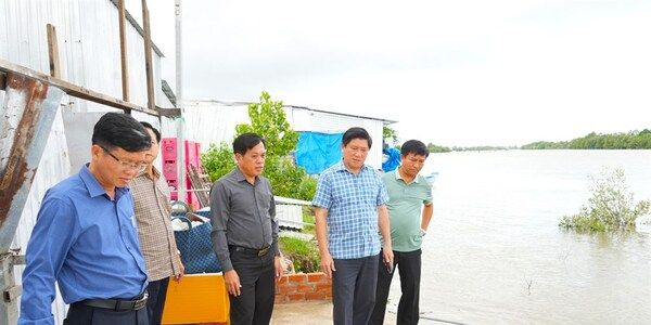 Phó Chủ tịch UBND tỉnh Lê Văn Sử kiểm tra tình hình sạt lở tại xã Định Thành