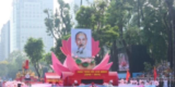 Bác vẫn cùng chúng cháu hành quân