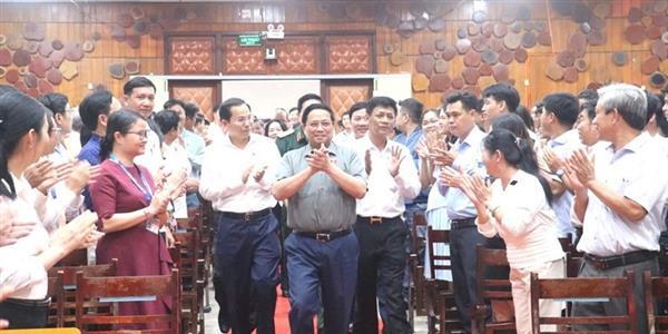 Thủ tướng Phạm Minh Chính tiếp xúc cử tri là đại diện giảng viên, cán bộ, công chức, viên chức ngành khoa học công nghệ trên địa bàn TP Cần Thơ