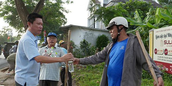 Phú Lộc: Bí thư Đảng ủy xã thăm, động viên các lực lượng tham gia Ngày Chủ nhật xanh