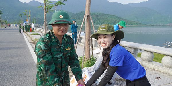 Xã Chân Mây - Lăng Cô: Ra quân Ngày Chủ nhật xanh cùng chung tay bảo vệ môi trường