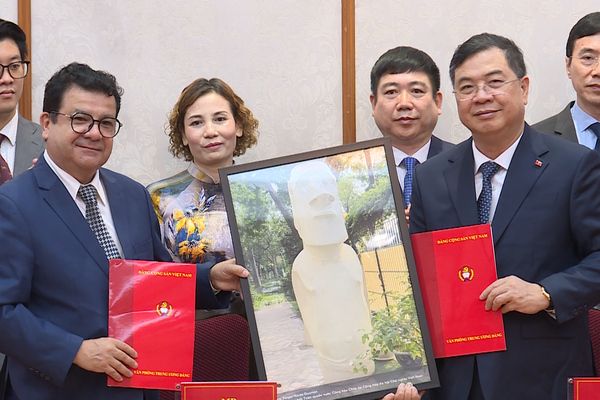 Văn phòng Trung ương Đảng tiếp nhận tác phẩm điêu khắc do Đại sứ Chile trao tặng