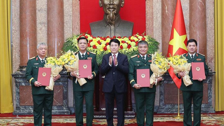 Chủ tịch nước trao quyết định thăng quân hàm cho sỹ quan Quân đội, Công an