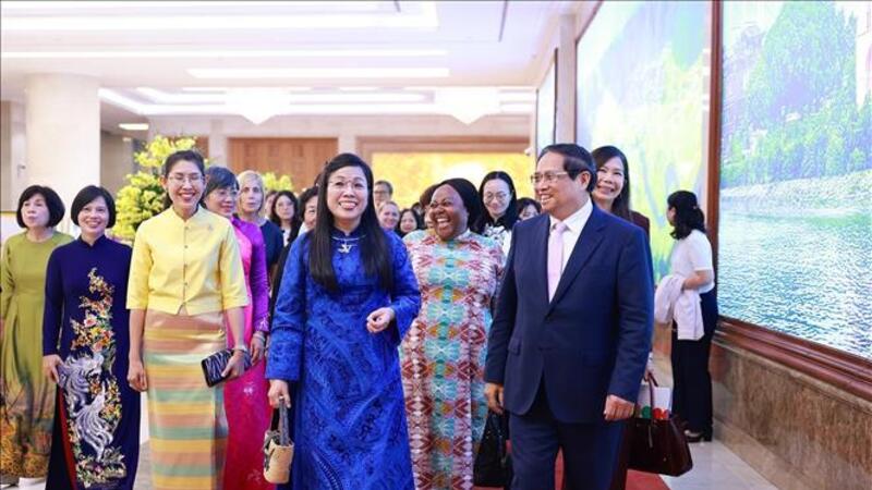 Thủ tướng gặp mặt các nhà ngoại giao nữ Việt Nam và quốc tế