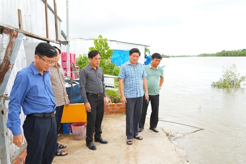 Phó Chủ tịch UBND tỉnh Lê Văn Sử kiểm tra tình hình sạt lở tại xã Định Thành