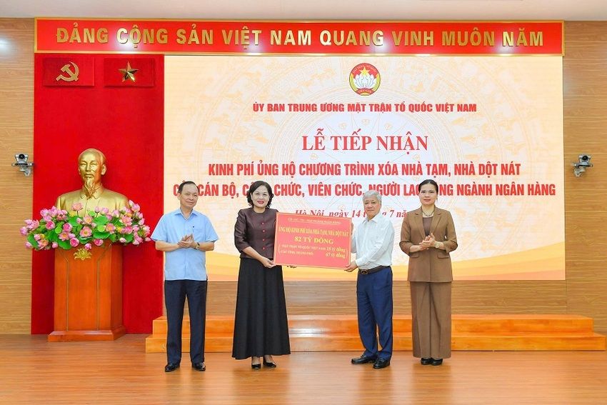 Ngành Ngân hàng ủng hộ 82 tỷ đồng, chung tay xóa nhà tạm, nhà dột nát