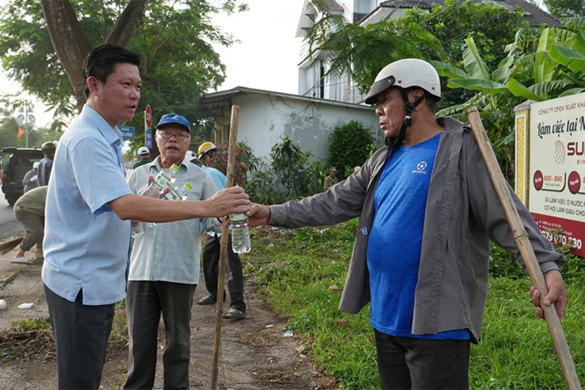 Phú Lộc: Bí thư Đảng ủy xã thăm, động viên các lực lượng tham gia Ngày Chủ nhật xanh