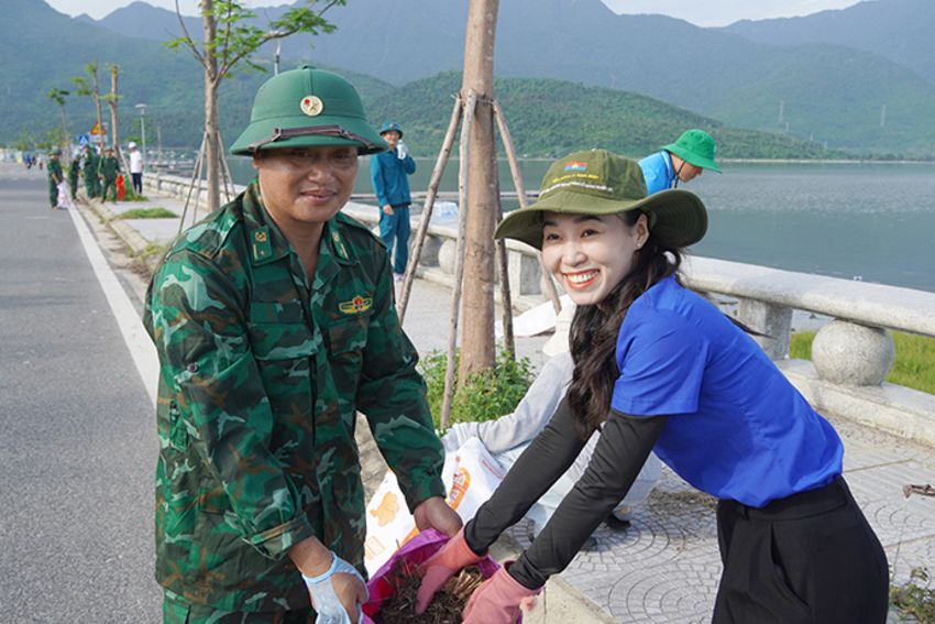 Xã Chân Mây - Lăng Cô: Ra quân Ngày Chủ nhật xanh cùng chung tay bảo vệ môi trường