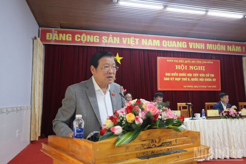 Đồng chí Trưởng Ban Nội chính Trung ương tiếp xúc cử tri xã Lạc Dương, tỉnh Lâm Đồng