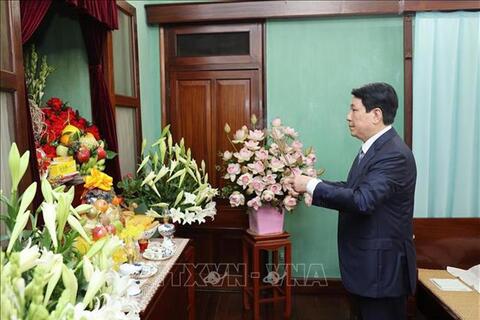 Chủ tịch nước Lương Cường dâng hương tưởng niệm Bác Hồ tại Nhà 67