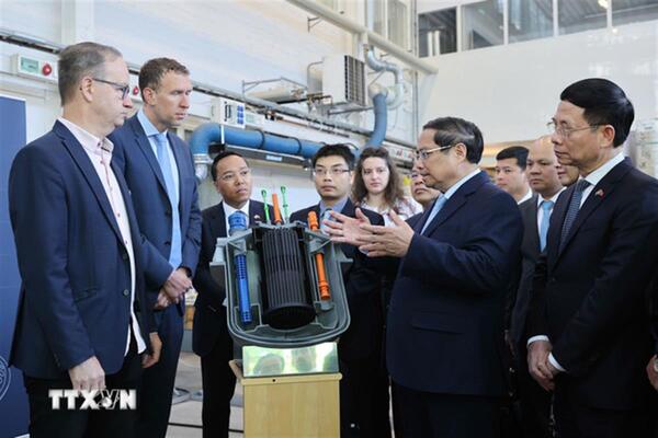 Thủ tướng thăm Phòng thí nghiệm hạt nhân của Viện Công nghệ Hoàng gia Thụy Điển