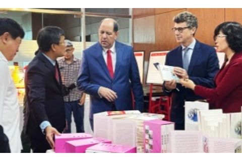 Cầu nối Việt Nam với thế giới