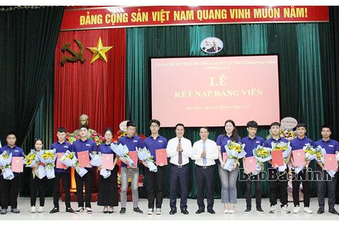 11 sinh viên ưu tú Trường Cao đẳng Công nghiệp Bắc Ninh được kết nạp Đảng