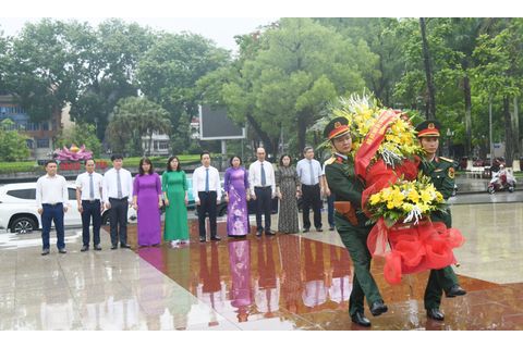 Thành phố dâng hoa Tượng đài Chủ tịch Hồ Chí Minh