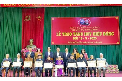 Thành ủy trao tặng Huy hiệu Đảng cho 168 đảng viên