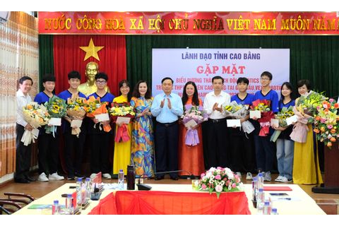 Lãnh đạo tỉnh gặp mặt, biểu dương thành tích Đội Robotics 11 Trường THPT Chuyên