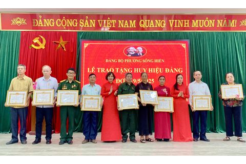 Phường Sông Hiến (Thành phố) trao tặng Huy hiệu Đảng cho 18 đảng viên