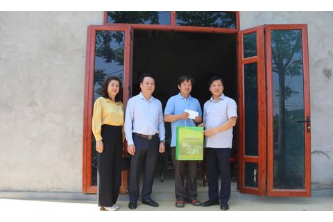 Phó Chủ tịch UBND tỉnh Trịnh Trường Huy kiểm tra công tác hỗ trợ xóa nhà tạm, nhà dột nát tại huyện Hòa An