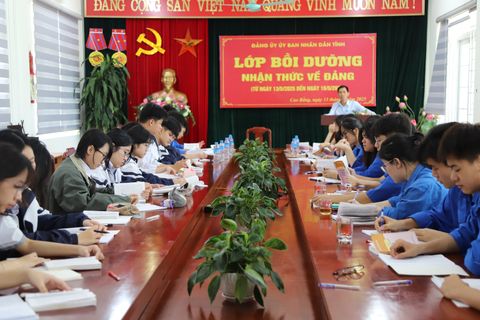 43 quần chúng ưu tú là học sinh THPT được bồi dưỡng nhận thức về Đảng