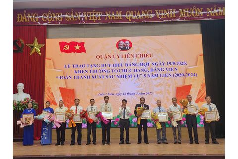 Quận ủy Liên Chiểu tổ chức Lễ trao tặng Huy hiệu Đảng và khen thưởng tổ chức, đảng viên xuất sắc giai đoạn 2020 - 2024