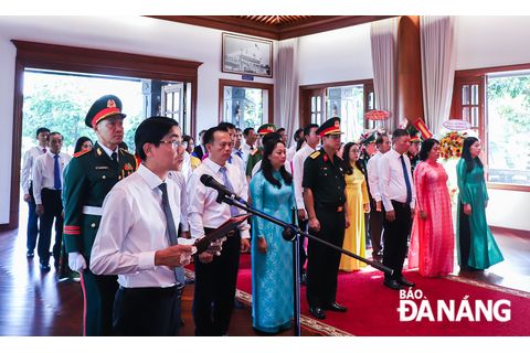 Đoàn đại biểu điển hình tiên tiến thành phố Đà Nẵng báo công dâng Bác