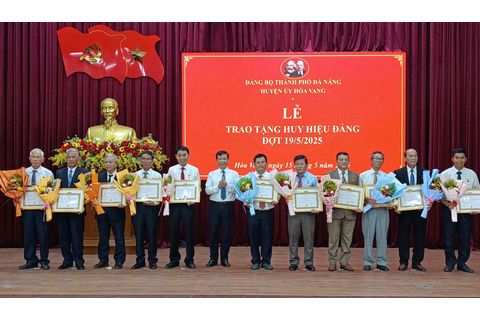 Huyện ủy Hòa Vang trao huy hiệu Đảng đợt 19/5