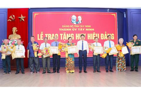 Thành phố Tây Ninh trao Huy hiệu Đảng cho đảng viên