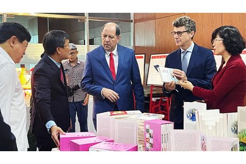 Cầu nối Việt Nam với thế giới
