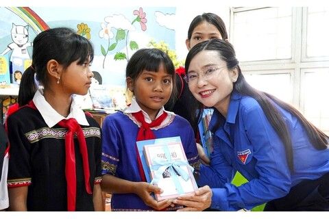 Dạy bơi miễn phí, trao học bổng cho thiếu nhi ở Gia Lai
