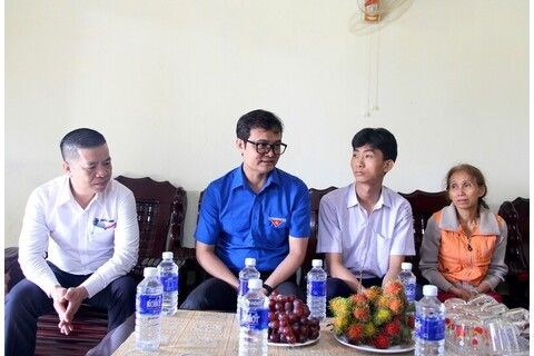 Trao học bổng cho nam sinh nghèo vượt khó vươn lên