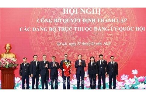Trao quyết định thành lập 11 đảng bộ thuộc Đảng ủy Quốc hội