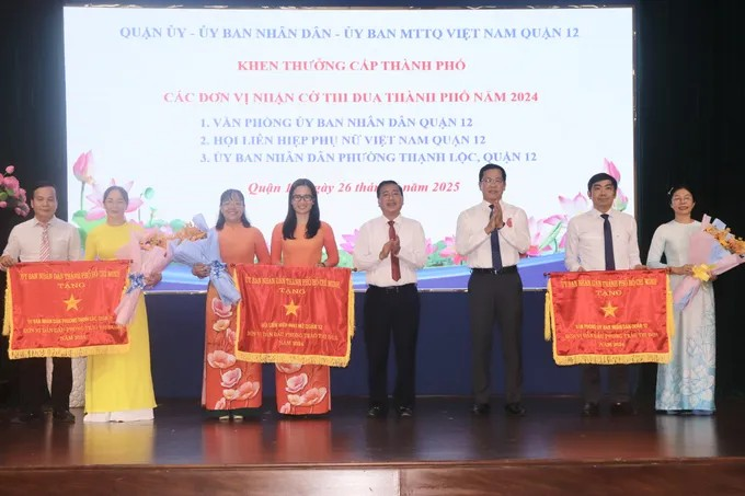Đồng chí Phạm Thành Kiên và đồng chí Trần Hoàng Danh trao cờ thi đua của UBND TPHCM cho 3 tập thể có thành tích xuất sắc trong công tác năm 2024, dẫn đầu các khối thi đua thuộc quận 12